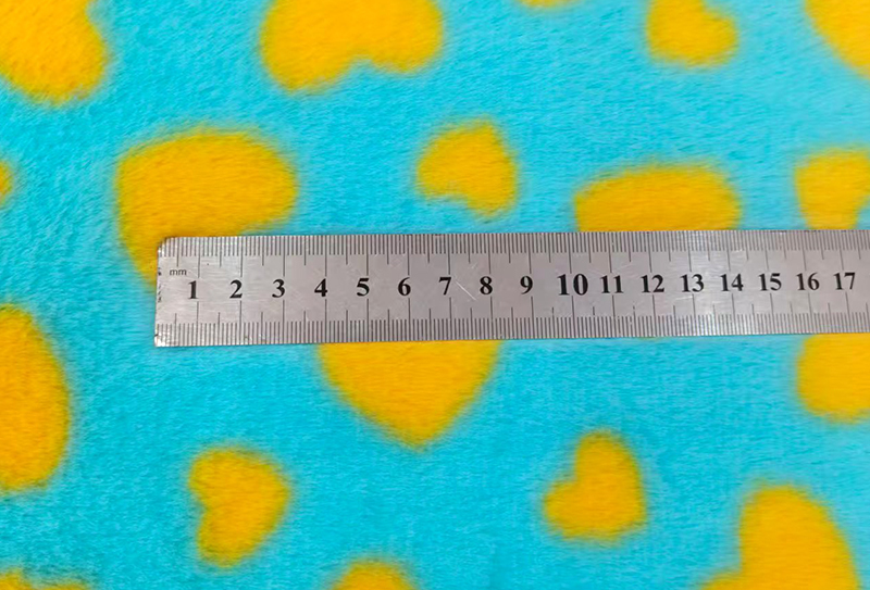 500 mg, 160 cm, 280 g/m², herzbedruckter, weicher Plüschstoff 500 mg, 160 cm, 280 g/m², herzbedruckter, weicher Plüschstoff