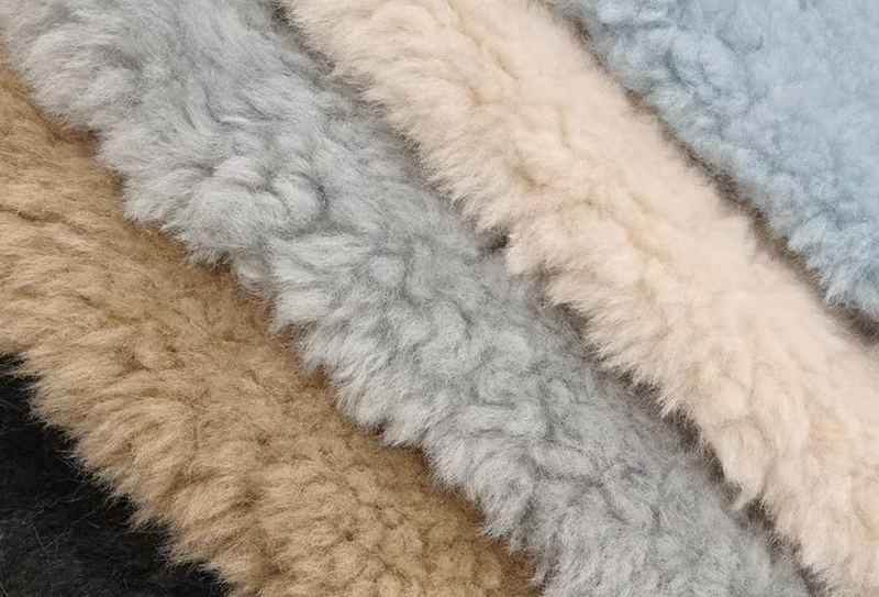 900 mg * 160 cm Plüschstoff mit kleinen Wolken und großen Partikeln, geeignet für Kleidung