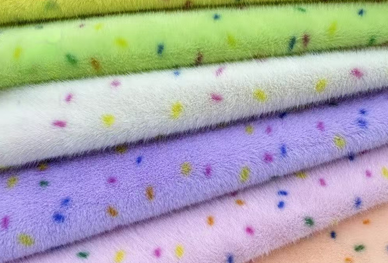 Kunstnerzdruck aus reinem Polyester mit bunten Punkten